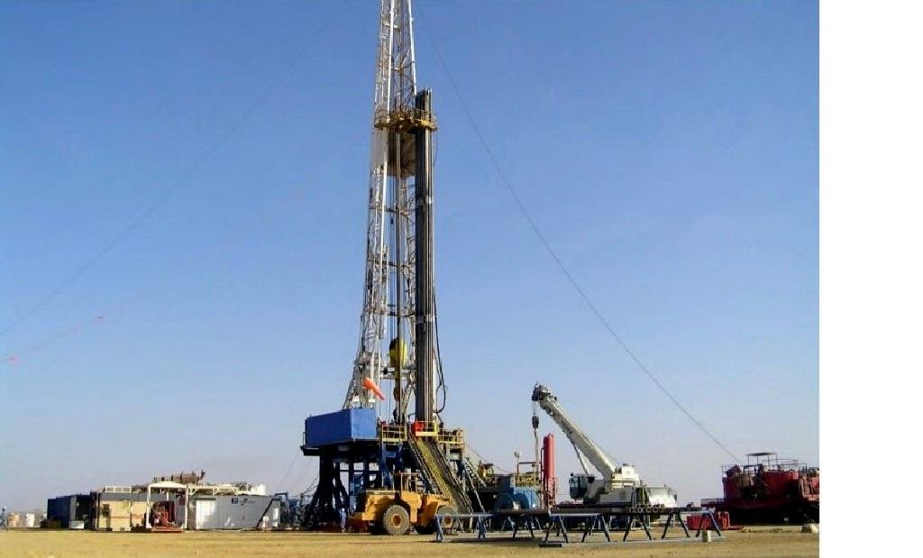 RIG-4 rigging up in the desert